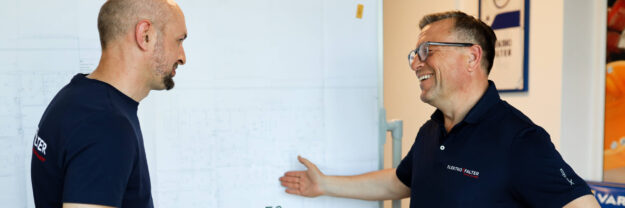 Besprechung von zwei Personen zur Elektroplanung