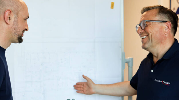 Besprechung von zwei Personen zur Elektroplanung