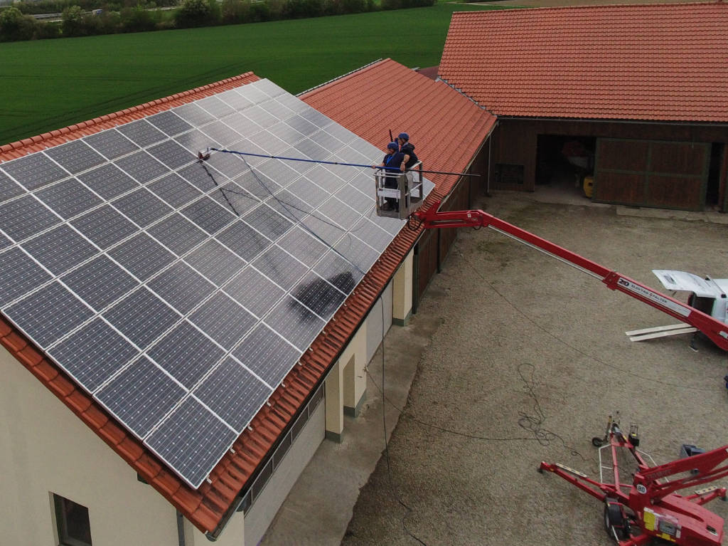 PV-Reinigung Reinigung einer Photovoltaik-Anlage mit einer Hebebühne