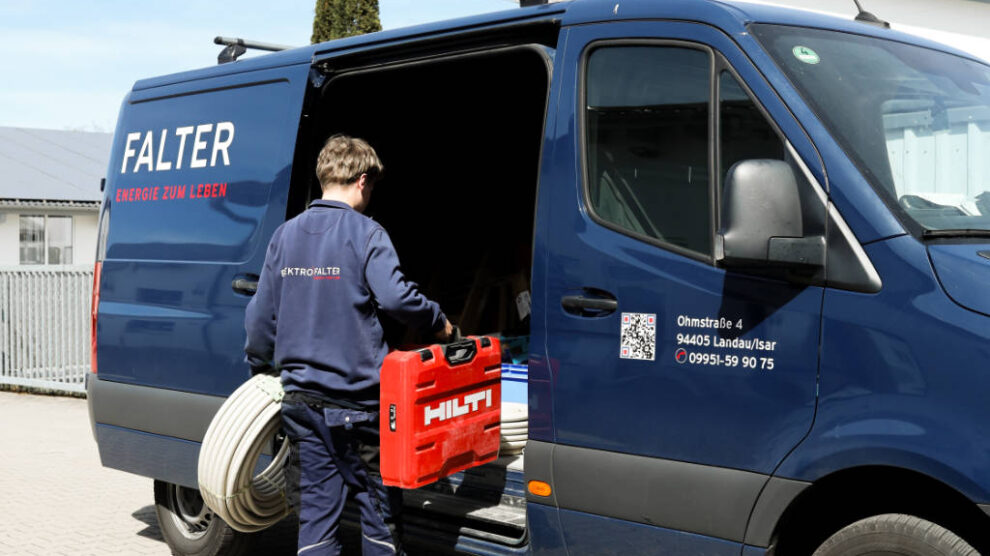 elektro-falter_karriere-praktikum_V01 Praktikant räumt Transporter ein.